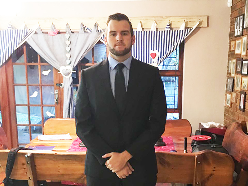 Atterburystudent wys aanhouer wen