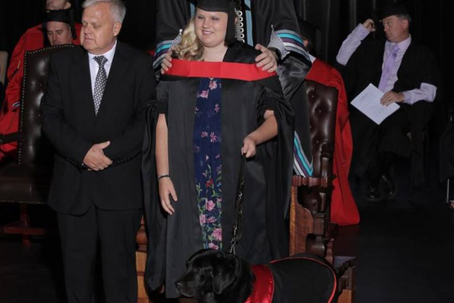 Blinde NWU-student en gidshond vang saam graad