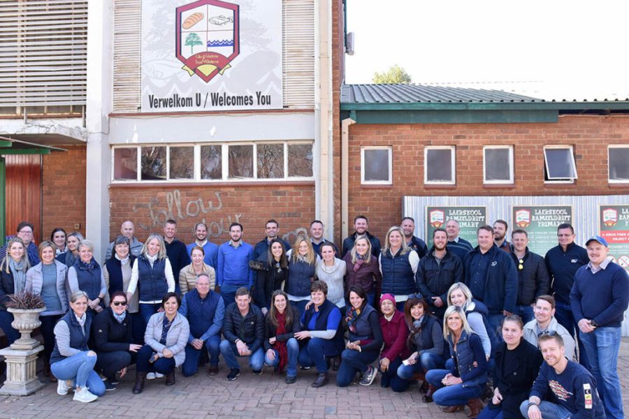 Atterbury Trust en We^Can verlig nood van Laerskool Kameeldrift en omliggende gemeenskap