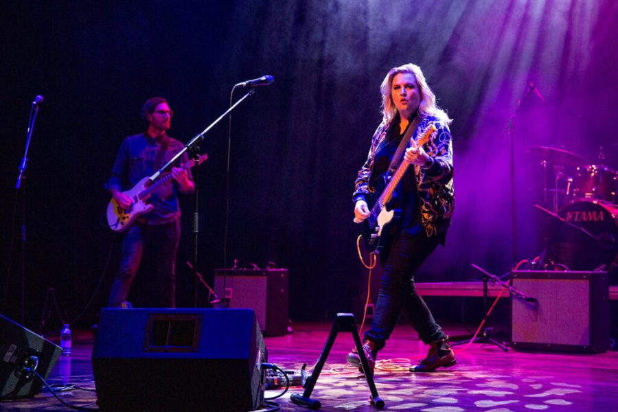 Skenk R5 000 aan die kunste